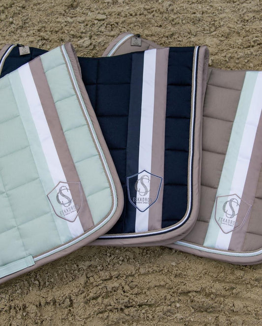 Alles über Schabracken: Die perfekte Basis für Komfort und Style im Reitsport - FRZ Pferdesport